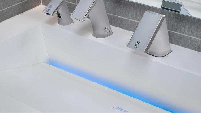 水槽洗手盆中的 LED 照明和水槽下裙板