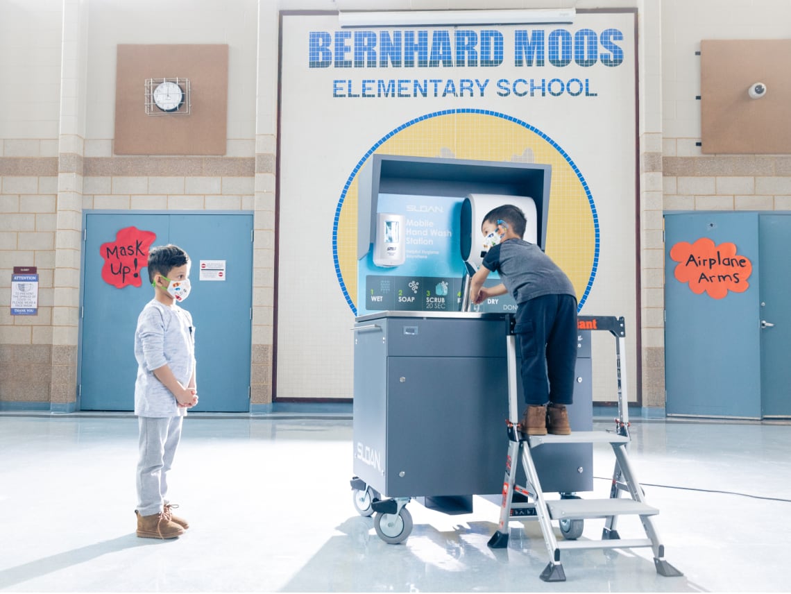 Bernhard Moos Elementary（伯恩哈德·穆斯小学）的学生在使用移动式洗手台